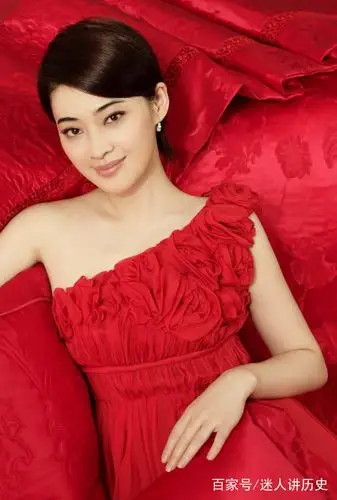 "老戏骨"梅婷早期出席活动,这别致"身材"真是吸引眼球啊!