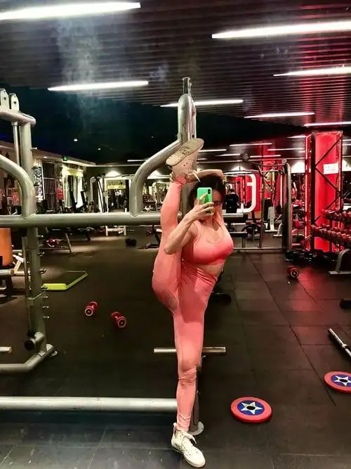 国产美女博士练出一身炸裂肌肉却被喷太大太丑