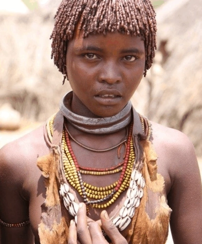 奇闻:原始部落13岁女孩必须要这样,独有的"礼物",繁衍方式让