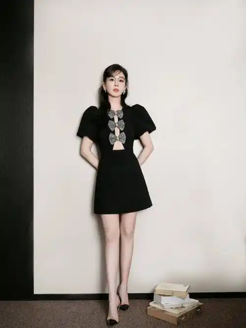 杨紫最新活动美照,穿镂空黑裙大秀好身材,甜辣造型美翻了_生日_写真