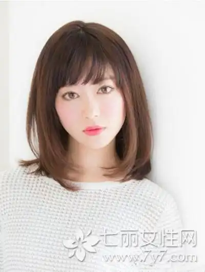 时尚指数:★★★★★ 时尚看点:棕色齐肩烫发发型剪裁出碎发的效果,洋