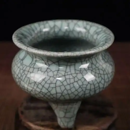 哥窑开片三足香炉高8.5宽10.