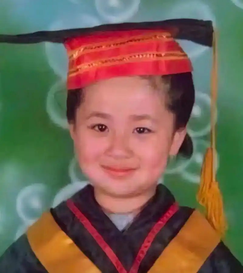 刚我姐给我分享杨紫小时候照片,看的我都一惊,跟我闺女小时候