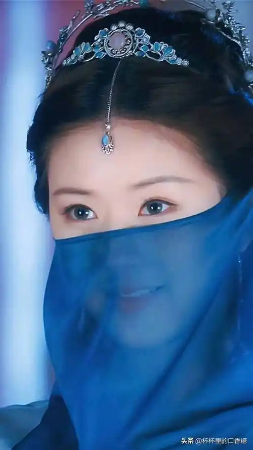 蒙着面纱还露出小腹,从甜美的少女变成妖艳的美女,很多网友都说这个