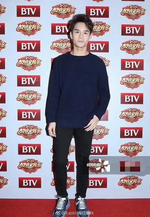 卫视春晚彩排生图,关晓彤身高和韩东君没差,杨幂的棉拖好抢镜