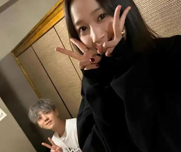 关晓彤陪鹿晗与友聚餐穿着朴素状态随意在男友面前畅饮红酒