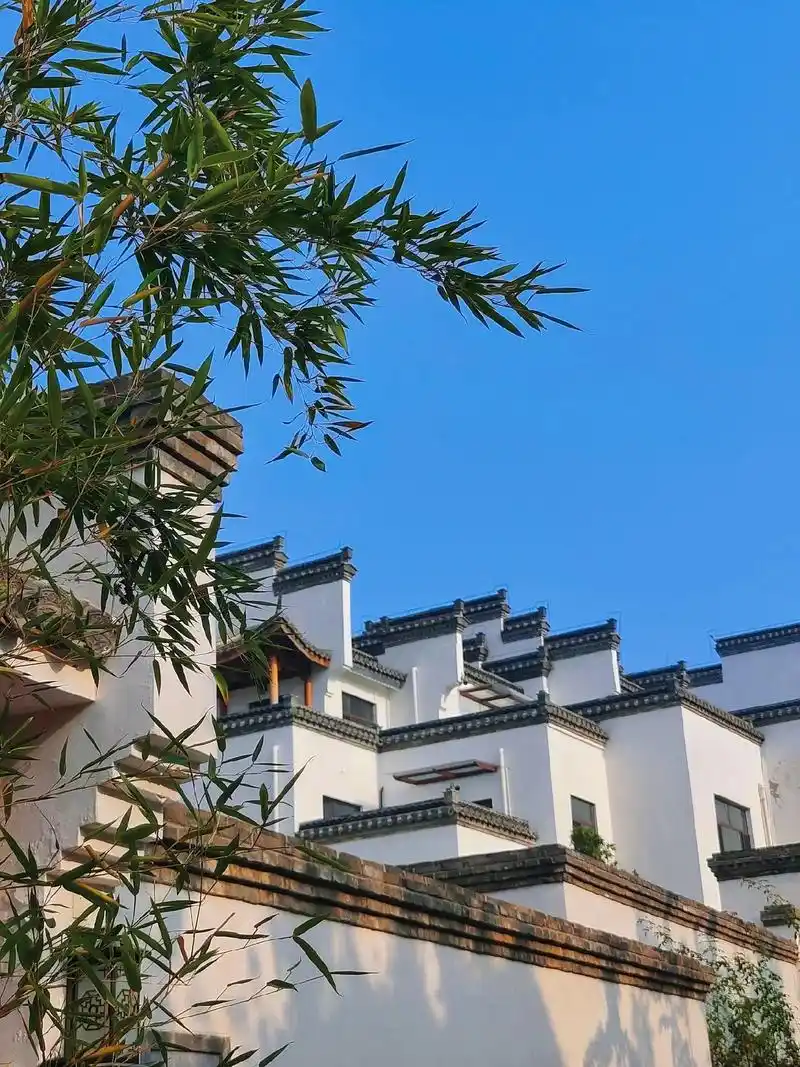 白壁青瓦马头墙,青山绿水徽派装,今有含碧园,何必下江南!石家 - 抖音