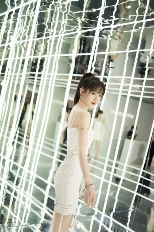 袁冰妍穿吊带短裙秀大长腿身材凹凸有致