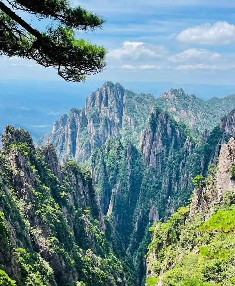 山峰如刀削般挺立,气势雄伟,让人不禁感叹大自然的鬼斧神工