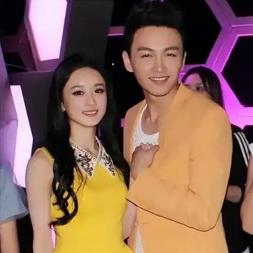 赵丽颖与陈晓更是手拉手,当时在网友眼里这已经是实锤了