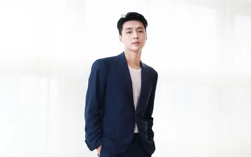 张艺兴西装帅气写真图片桌面壁纸