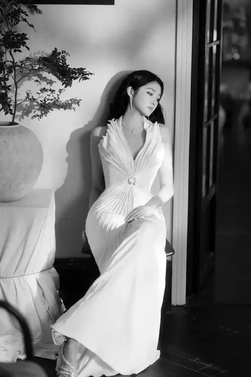 eric时尚星闻#@关晓彤身穿古董白色礼服thierry mugler 1994春夏狭行