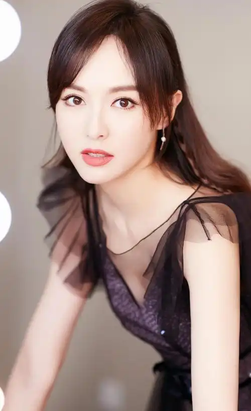 唐嫣身着一款蓝色亮片长裙,优雅动人