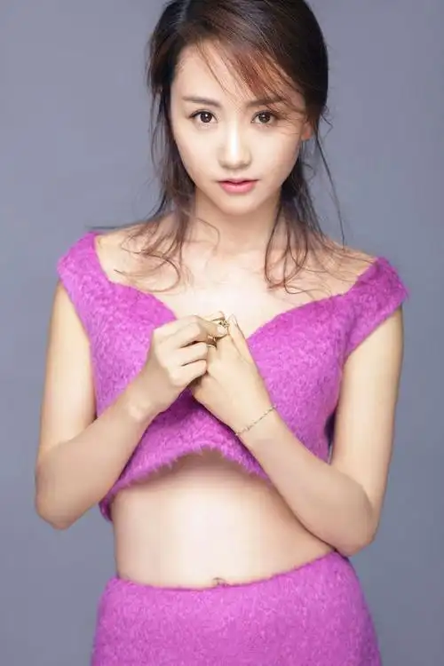 37岁杨蓉真敢穿粉色毛呢衫大秀事业线网友别遮了都看见了