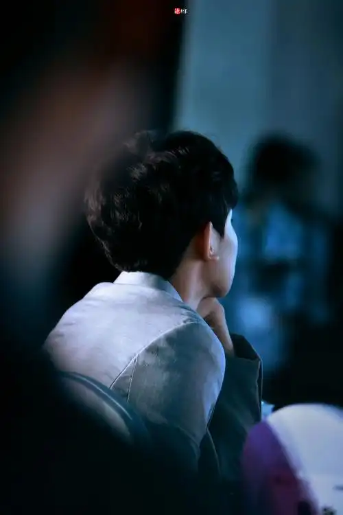 tfboys新闻191012王源帅气背影合集宽阔肩膀纳山海