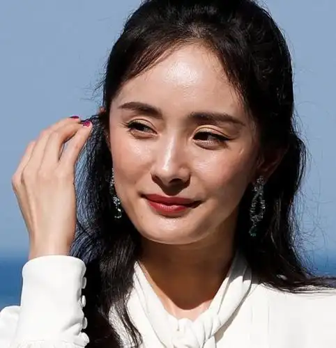 网友叹岁月不留人方脸杨幂整容后还抗不过年纪零p图照老10年