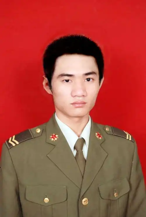 谁可以帮我ps照片,弄个军人平头就可以了!