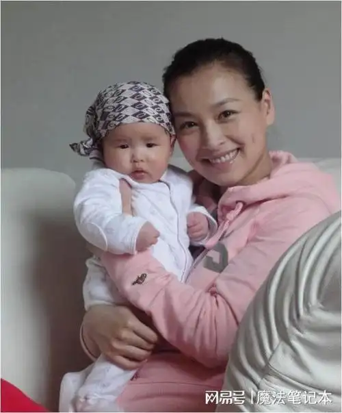 张庭晒一家四口合影和老公林瑞阳像祖孙俩女儿身材纤细变漂亮