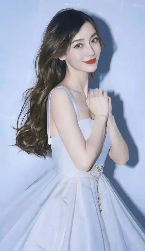 当时鞠婧祎的替身还和男主以及其它主演一起拍过大合照,女主替身的