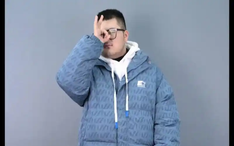 北方的胖胖男生既保暖又显瘦的一身搭配,一定要拒绝臃肿肥大的风格!