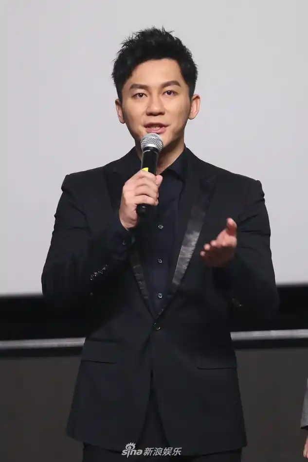 配一脸!范冰冰灰色西装知性利落 李晨笔挺帅气