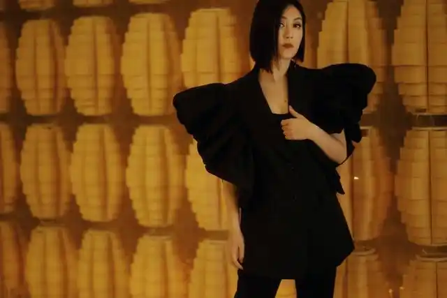 杨千嬅加盟《我们的歌》首发舞台演绎经典《偏偏喜欢你》