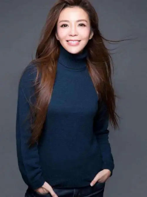 朱迅把高领衫穿得好时髦换外套变发型风格多元一衣多穿也惊艳