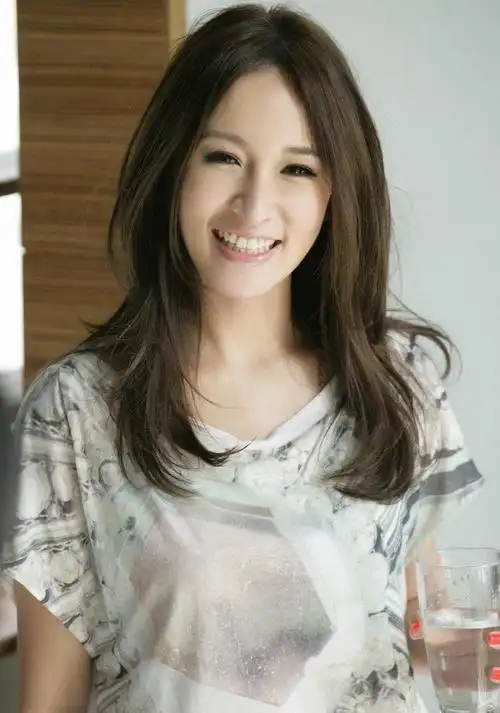 2008年5月,萧亚轩与李安卓恋爱.