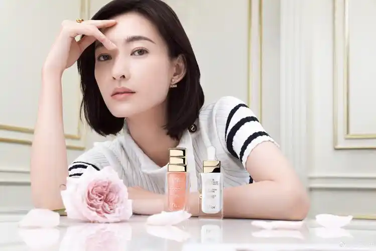 王丽坤写真唯美到爆,一身红配蓝,网友:想拿来做壁纸了!