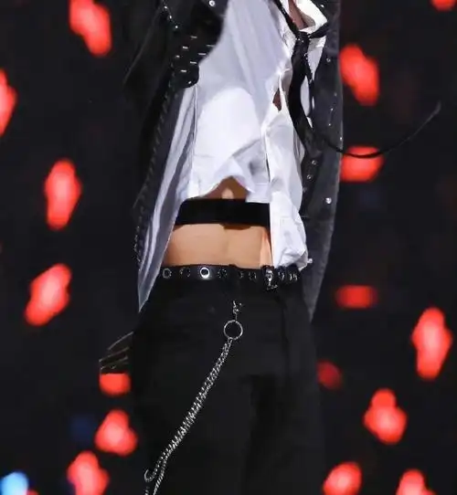 姚琛的腰好薄啊腹肌好绝