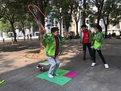 第四个任务:惊声尖叫.在指压板上连续跳50下跳绳.