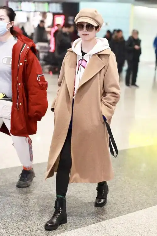 谢楠机场穿搭造型真"飒",大衣搭配白色卫衣时髦大气,简洁高级