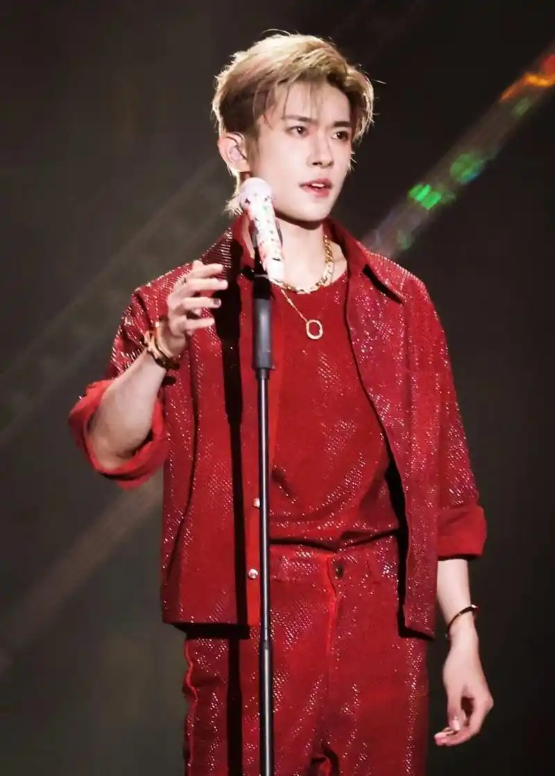 易烊千玺:勤奋拼搏的顶尖人物 年仅22岁的易烊千玺,凭借自己的努力和