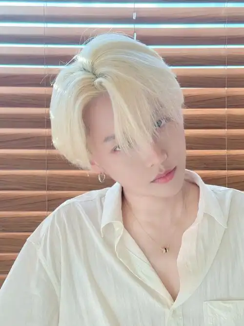 哦买噶金发白衬衫刘雨昕