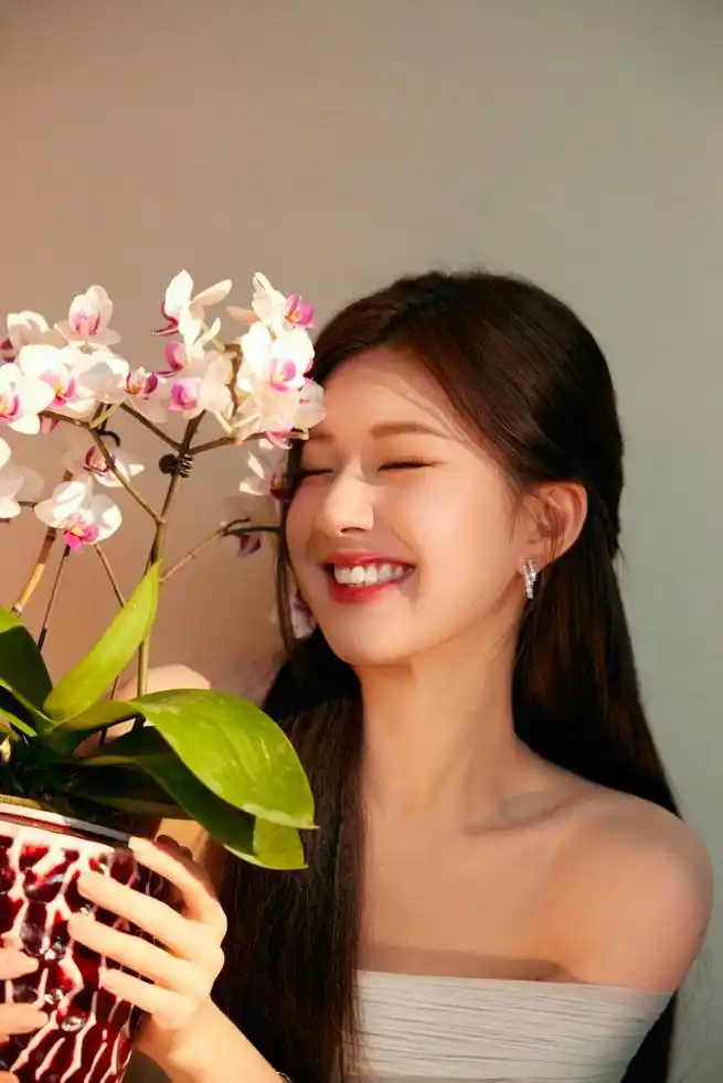 赵露思的最新写真:仙气飘飘的白裙美女