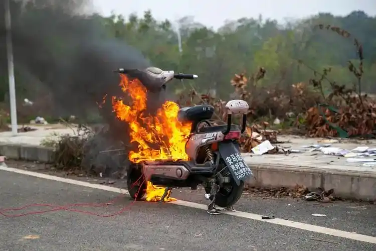 电动车买来才一个月电池就爆炸,家都烧没了!法院这样判