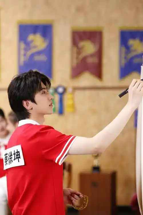 《奔跑吧》第九期播出 蔡徐坤身骑白马满足所有幻想