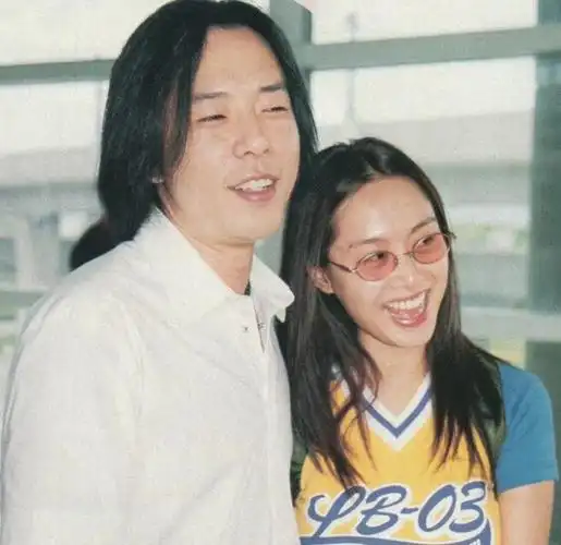 朱茵为丈夫黄贯中庆生,12岁女儿正面照曝光,黄莺长相好似妈妈!