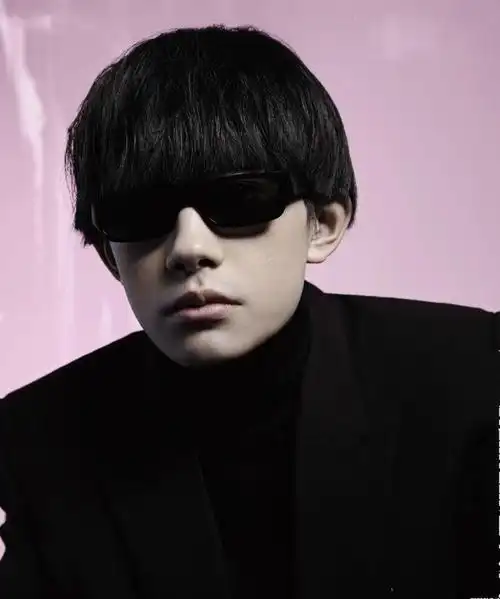 19岁易烊千玺太会撩小墨镜配上锅盖头酷帅前卫满脸都是高级感