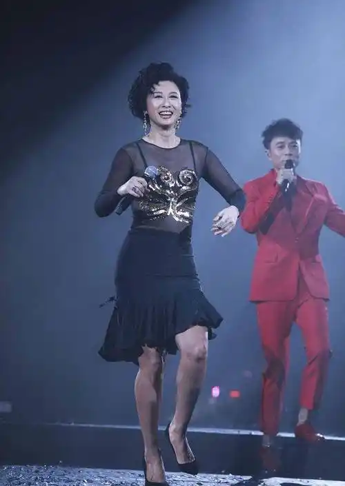 叶倩文的年龄写在身材上穿时尚上衣显出肚腩短裙穿得有点紧