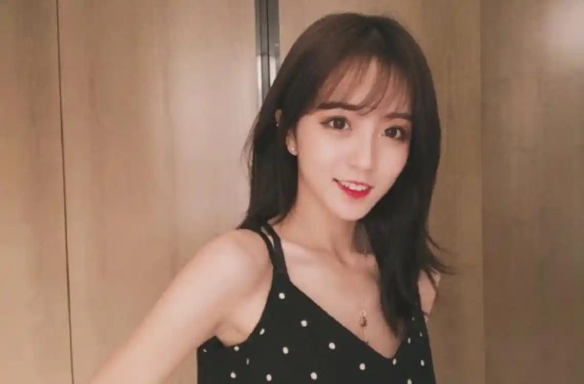 网红女主播衣着性感利用小学生休息时间拍抖音人民日报批评其自重