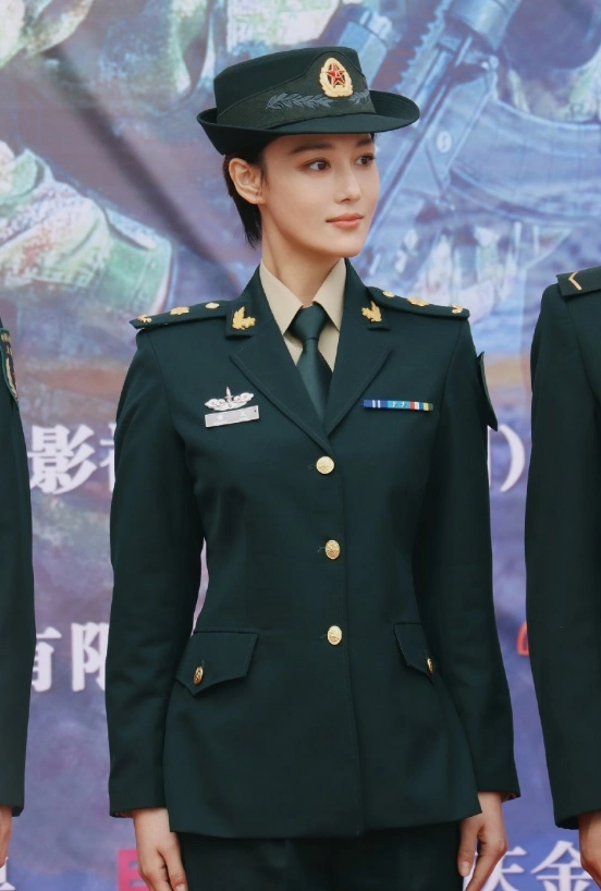 张馨予军装有多飒?正派形象碾压范爷,不愧是"最美军嫂"