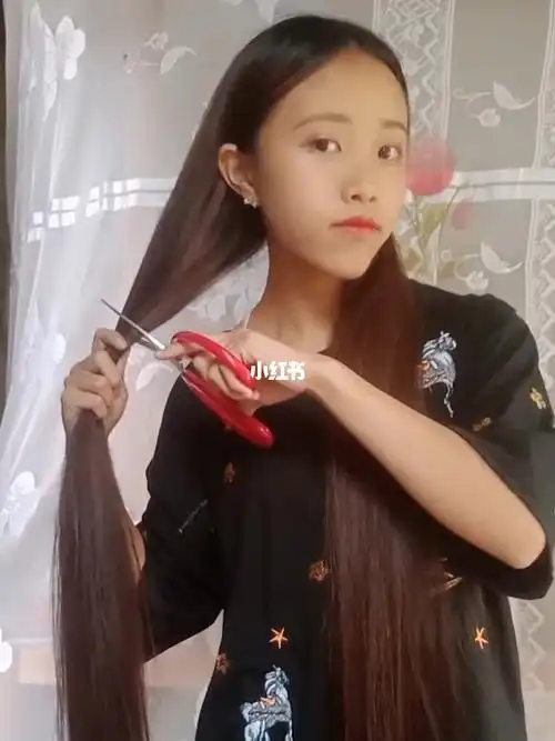 美女准备自剪长发
