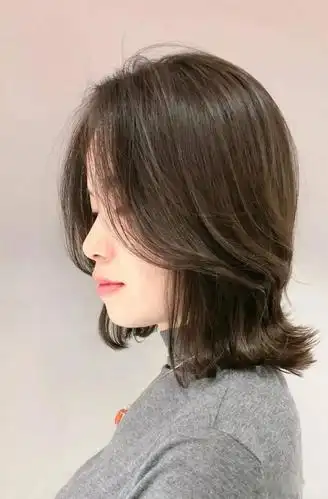 2020秋冬流行"肩上烫"_发型