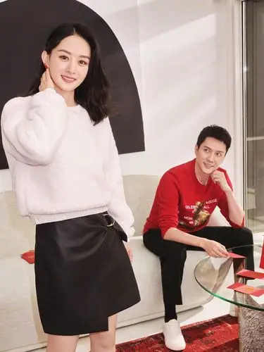 原创夫妻各忙各赵丽颖忙工作深夜赶回家见儿子冯绍峰在外地玩嗨了