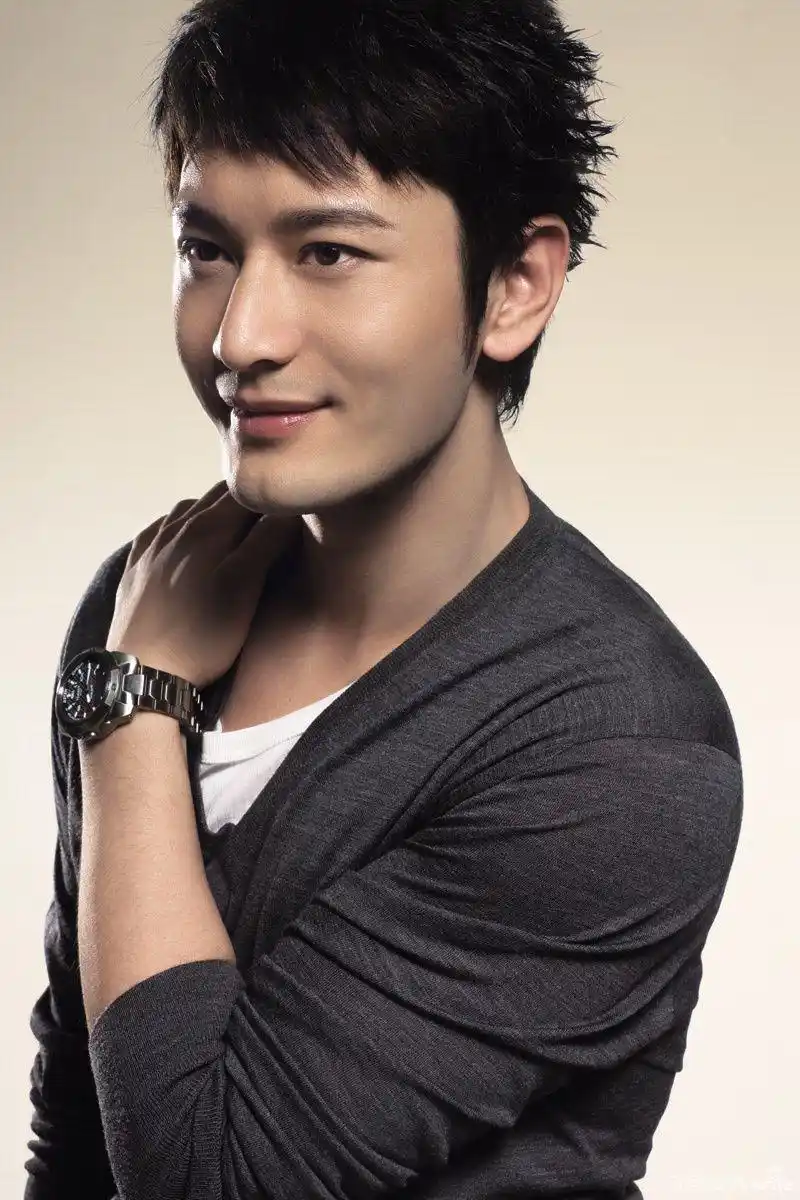 黄晓明亮相巴黎时装周,超短板寸尽显硬汉气质,气场全开!