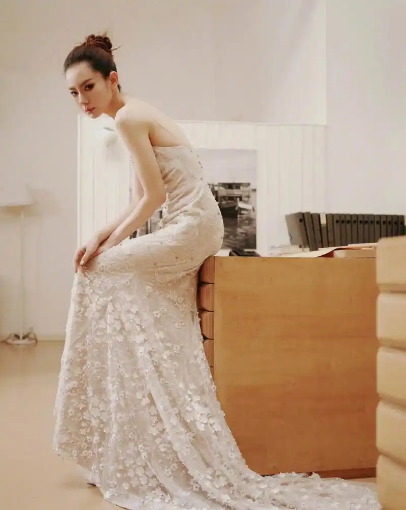 戚薇,白色小花朵吊带长裙,扎个丸子头,性感优雅!