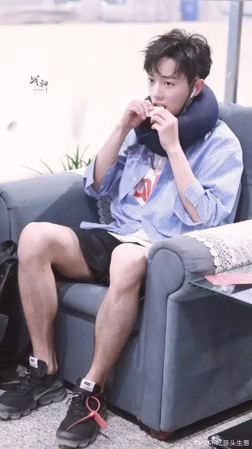 哈哈哈哈哈哈哈哈哈看到有人说肖战是用最甜的脸配最man的腿哈哈哈哈