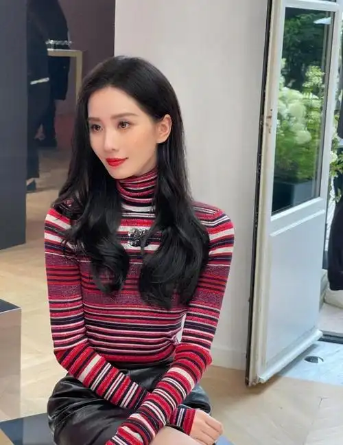 近日,刘诗诗又发出了一组活动图,只见她穿着撞色高领条纹上衣,真的太