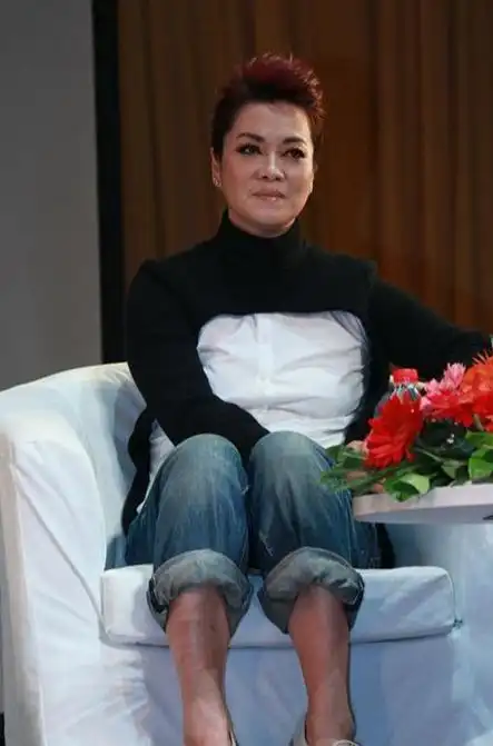 58岁毛阿敏这是瘦了多少?素颜五官眼窝凹陷,170个头高挑又时髦